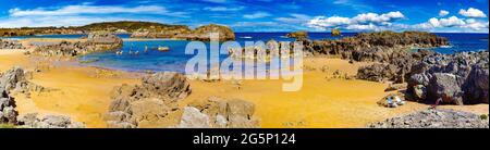 Coste panoramiche e città costiere nel nord della Spagna. Spiaggia di Noja in Cantabria, Spagna. Foto Stock