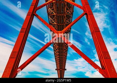 Primo piano del ponte di metallo sfondo astratto. Caratteristiche architettoniche astratte Foto Stock
