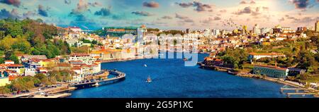 Città di Oporto e Ribeira sul fiume Douro da Vila Nova de Gaia, Portugal. Vista panoramica del Porto Vecchio. Foto Stock