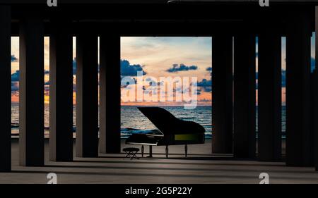 Grande pianoforte in cemento e architettura d'interni in cemento. Arte e strumenti musicali.sfondo musicale.concetto di musica piano.illustrazione 3d. Foto Stock