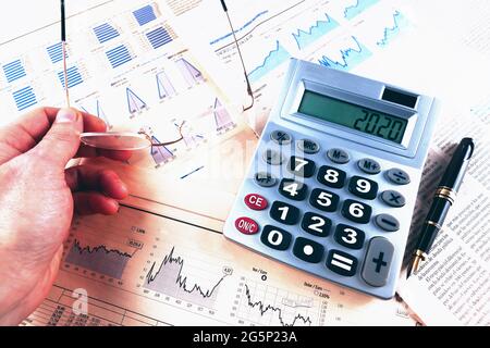 Finanza e business concept.Pen, calcolatrice su grafici e grafici. Foto Stock