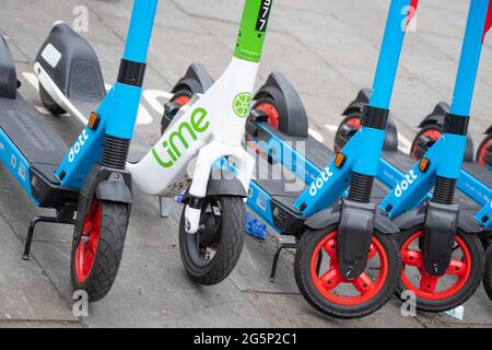 Panoramica generale degli e-Scooter gestiti da Dott, Lime e TIER presso un punto di noleggio e-Scooter a Kensington, West London Data immagine: Martedì 29 giugno 2021. Foto Stock