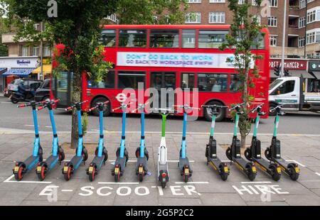 Panoramica generale degli e-Scooter gestiti da Dott, Lime e TIER presso un punto di noleggio e-Scooter a Kensington, West London Data immagine: Martedì 29 giugno 2021. Foto Stock