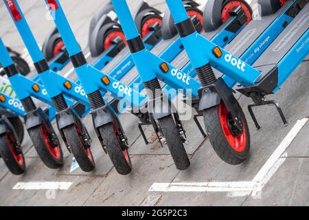 Panoramica generale degli e-Scooter gestiti da Dott presso un punto di noleggio e-Scooter a Kensington, Londra ovest Data immagine: Martedì 29 giugno 2021. Foto Stock