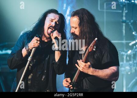 AUDITORIUM LINGOTTO, TORINO, ITALIA: James LaBrie e John Petrucci, cantante e chitarrista della band progressive metal americana Dream Theater, si esibiscono dal vivo sul palco per il tour "Images, Words and Beyond" di Torino. Foto Stock