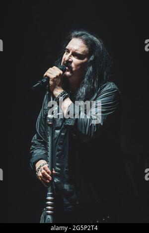 AUDITORIUM LINGOTTO, TORINO, ITALIA: James LaBrie, cantante della band progressive metal americana Dream Theater, ha suonato dal vivo sul palco per il tour "Images, Words and Beyond" di Torino. Foto Stock