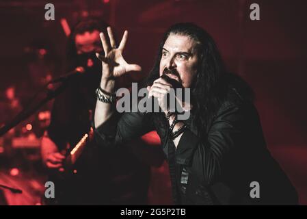 AUDITORIUM LINGOTTO, TORINO, ITALIA: James LaBrie, cantante della band progressive metal americana Dream Theater, ha suonato dal vivo sul palco per il tour "Images, Words and Beyond" di Torino. Foto Stock