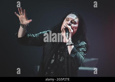 AUDITORIUM LINGOTTO, TORINO, ITALIA: James LaBrie, cantante della band progressive metal americana Dream Theater, ha suonato dal vivo sul palco per il tour "Images, Words and Beyond" di Torino. Foto Stock