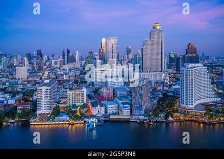 Sunrise Bangkok Skyline dal lato Thonburi del fiume Chao Phraya Foto Stock