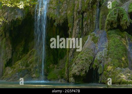 La cascata tuf vicino Arbois. Cascata cristallina, cascata potente. Foto Stock