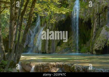 La cascata tuf vicino Arbois. Cascata cristallina, cascata potente. Foto Stock