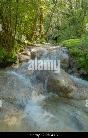 La cascata tuf vicino Arbois. Cascata cristallina, cascata potente. Foto Stock