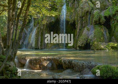 La cascata tuf vicino Arbois. Cascata cristallina, cascata potente. Foto Stock