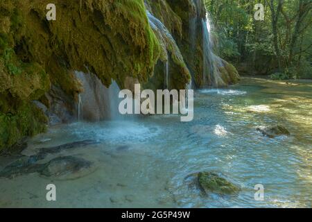 La cascata tuf vicino Arbois. Cascata cristallina, cascata potente. Foto Stock