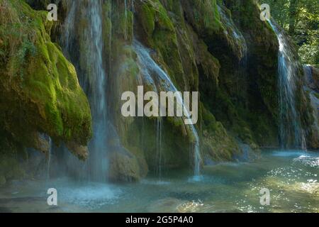 La cascata tuf vicino Arbois. Cascata cristallina, cascata potente. Foto Stock