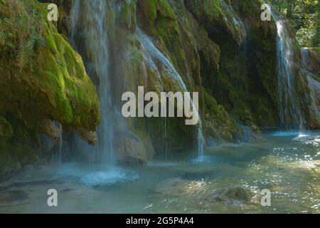 La cascata tuf vicino Arbois. Cascata cristallina, cascata potente. Foto Stock