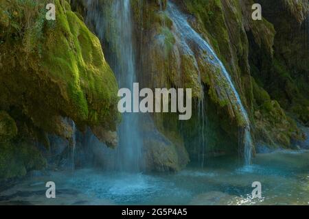 La cascata tuf vicino Arbois. Cascata cristallina, cascata potente. Foto Stock