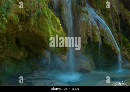 La cascata tuf vicino Arbois. Cascata cristallina, cascata potente. Foto Stock