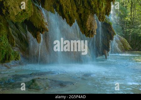 La cascata tuf vicino Arbois. Cascata cristallina, cascata potente. Foto Stock