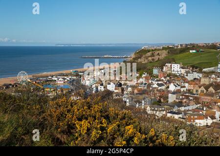 Vista sulla città vecchia e sulla spiaggia di Hastings Pier da East Hill, Hastings, East Sussex, Inghilterra, Regno Unito, Europa Foto Stock