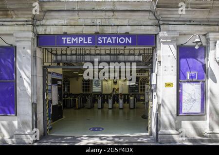 LONDRA, REGNO UNITO - 23 giu 2021: L'ingresso alla Temple Station sul Victoria Embankment. Foto Stock