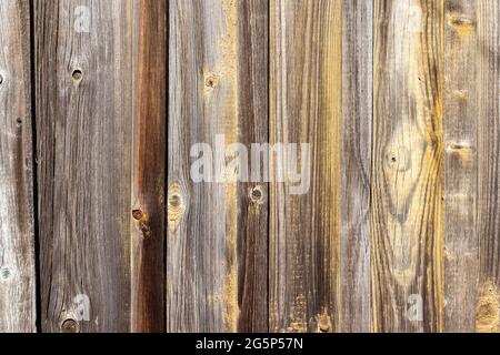 Vecchio legno plank trama sfondo con tracce di vernice gialla Foto Stock