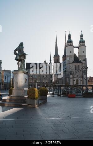 HALLE (SAALE), GERMANIA - 14 giu 2021: Haendeldenkmal e il Marktkirche al mercato di Halle (Saale), Germania Foto Stock