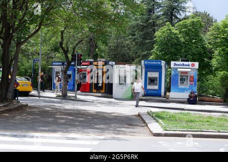 Bancomat di molte banche turche diverse a bordo strada in un giorno regolare Ankara Cankaya Foto Stock