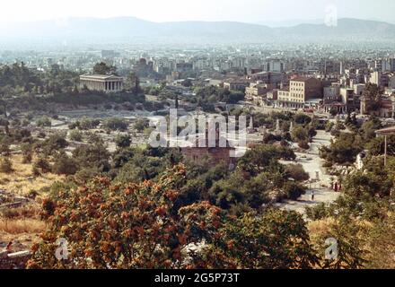 Immagine archivistica di Atene Grecia presa 1976. Una vista panoramica del Parco di Agora, pieno di edifici antichi. Foto Stock