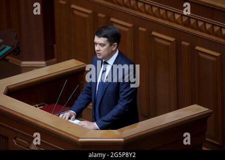 KIEV, UCRAINA - 28 GIUGNO 2021 - il relatore Dmytro Razumkov si rivolge ai partecipanti durante la solenne riunione del parlamento ucraino dedicata al Foto Stock