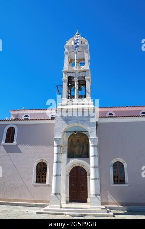 meraviglioso campanile tradizionale. Chiesa cristiana Ortodossa dei tre Santi Gerarchi Foto Stock