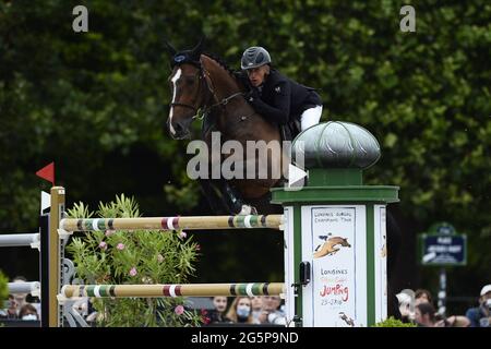 Olivier ROBERT (fra) a cavallo DI VIVALDI DES MENEAUX, Longines Global Champions Tour, Gran Premio di Parigi durante il Longines Paris Eiffel Jumping 2021, Longines Global Champions Tour Equestrian CSI 5 il 26 giugno 2021 a Champ de Mars a Parigi, Francia - Foto Christophe Bricot / DPPI / LiveMedia Foto Stock