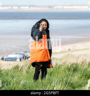 Zawe Ashton sulle dune di sabbia di Liverpool mentre filmate la carne fresca del canale 4 Foto Stock