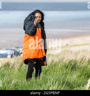 Zawe Ashton sulle dune di sabbia di Liverpool mentre filmate la carne fresca del canale 4 Foto Stock