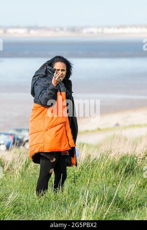 Zawe Ashton sulle dune di sabbia di Liverpool mentre filmate la carne fresca del canale 4 Foto Stock