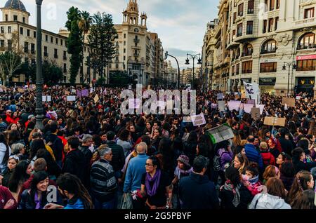 VALENCIA, SPAGNA - Mar 12, 2020: Foto di Piazza piena di tumulto di persone con Banner viola in dimostrazione femminista Foto Stock