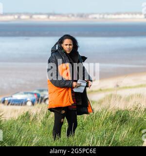 Zawe Ashton sulle dune di sabbia di Liverpool mentre filmate la carne fresca del canale 4 Foto Stock