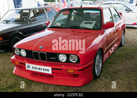 Tre quarti di vista frontale di una Missano Red, 1990, BMW E30 M3 Evo in mostra al London Classic Car Show 2021 Foto Stock