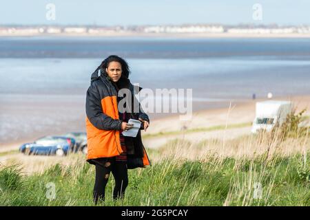 Zawe Ashton sulle dune di sabbia di Liverpool mentre filmate la carne fresca del canale 4 Foto Stock