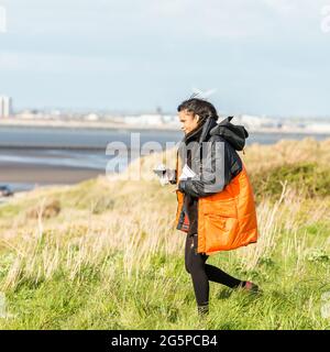 Zawe Ashton sulle dune di sabbia di Liverpool mentre filmate la carne fresca del canale 4 Foto Stock