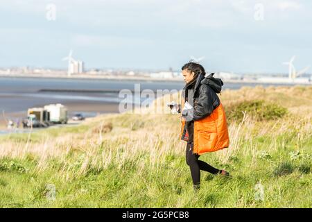 Zawe Ashton sulle dune di sabbia di Liverpool mentre filmate la carne fresca del canale 4 Foto Stock