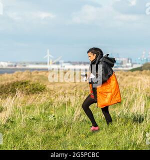 Zawe Ashton sulle dune di sabbia di Liverpool mentre filmate la carne fresca del canale 4 Foto Stock