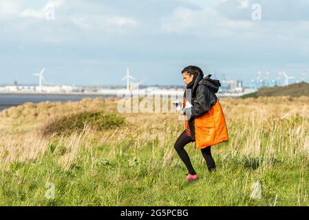 Zawe Ashton sulle dune di sabbia di Liverpool mentre filmate la carne fresca del canale 4 Foto Stock