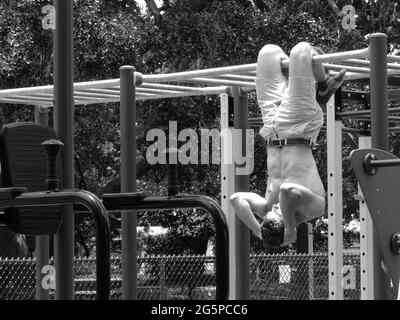 Sarasota, Florida, Stati Uniti. 25 Giugno 2021. L'allenatore del campo di lotta condivide esercizi di pesi del corpo ispirati alla boxe che scalpano il tuo abs da ogni angolazione. Credit: John Marshall Mantel/ZUMA Wire/Alamy Live News Foto Stock