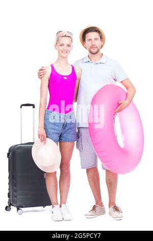 Verticale full length studio ritratto di giovane uomo e donna innamorati che indossa abiti estivi trascorrere il tempo insieme in vacanza, sfondo bianco Foto Stock