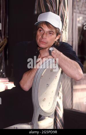 Milano Italia 02/06/1994 , David Lee Roth durante una sessione fotografica all'interno dell'Hotel Gallia Foto Stock