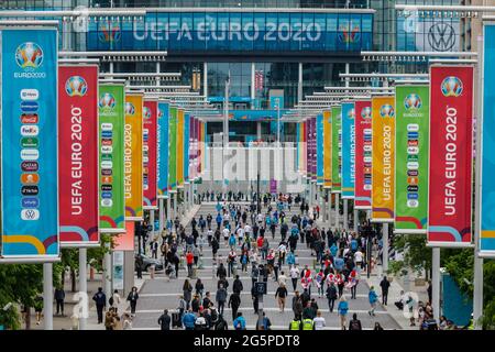 Wembley Stadium, Wembley Park, Regno Unito. 29 giugno 2021. Gli appassionati di Inghilterra arrivano presto lungo Olympic Way, in vista della FINALE EURO 2020 16 tra Inghilterra e Germania allo stadio di Wembley. Campionato europeo di calcio UEFA. Amanda Rose/Alamy Live News Foto Stock