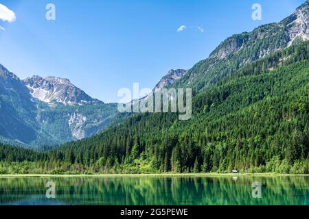 Vista panoramica del cosiddetto "Jagersee" (lago dei cacciatori) sulle montagne alpine di Salisburgo in Austria Foto Stock