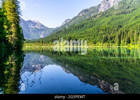 Vista panoramica del cosiddetto "Jagersee" (lago dei cacciatori) sulle montagne alpine di Salisburgo in Austria Foto Stock