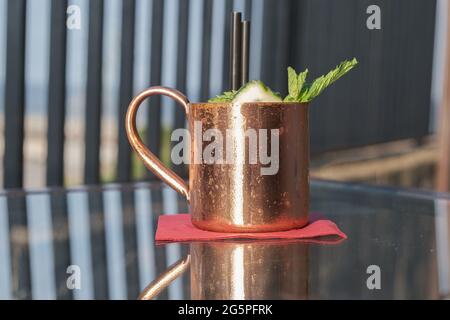 Cocktail mule di Mosca nella coppa di bronzo metallizzato Foto Stock